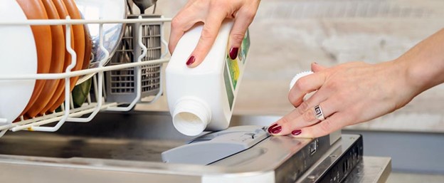 استفاده از شوینده‌های نامناسب در ماشین ظرفشویی