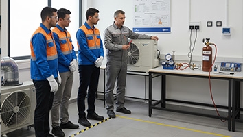 ایمنی در کار با مبردهای اشتعال‌زا؛ نکاتی که هر سرویس‌کار باید بداند